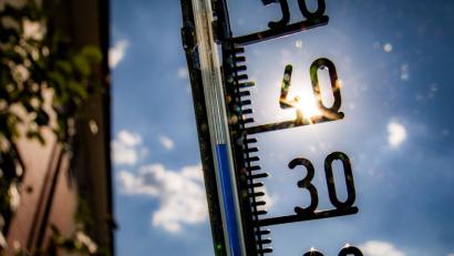Bild: Frank Rumpenhorst
Ein Thermometer an einer Hauswand klettert am Nachmittag in Richtung der 40-Grad-Marke.