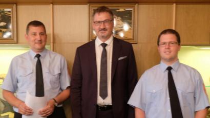 Bild: ohr
Bürgermeister Hans Prechtl (Mitte) händigte im Sitzungssaal besondere Auszeichnungen für aktive Dienstleistende der Freiwilligen Feuerwehr Stulln aus. Hans-Peter Schmid (links) erhielt die Bayerische Ehrenamtskarte in Gold und 1. Kommandant Michael Altrichter (rechts) konnte die Ehrenamtskarte entgegennehmen.