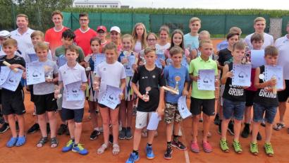 Bild: exb
Den Siegern gratulieren (hinten, von links) Stadtverbandsvorsitzender Peter Haibach, Sportwart Harald Kilian, Jugendwart Hans-Peter Kern sowie (hinten, von rechts) stellvertretender Landrat Roland Grillmeier, Abteilungsleiter Wolfgang Kolb und stellvertretender Jugendwart Hannes Kern.