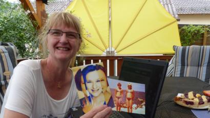 Bild: Völkl
Heute und vor 40 Jahren: Andrea Krämer hält das Profilfoto ihrer Freundin und das Urlaubsfoto aus Kindertagen in der Hand. Die Nabburgerin war sich schnell sicher, dass es sich um ihre damalige Freundin handelt.
