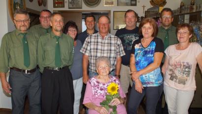 Bild: mmj
Elfriede Glaser an ihrem 80. Geburtstag mit vier ihrer Kinder, Bürgermeister Gerald Reiter (Fünfter von links) und (daneben) Resi Rasp als Vertreterin der Pfarrgemeinde, sowie der Abordnung des Schützenvereins Reichenstein