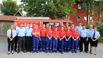 Bild: egl
Den Jugendfeuerwehrlern gratulieren Lisa Opl, Michael Birner, 2. Vorsitzender Michael Weber, Sebastian Schlegel, Kommandant Michael Reindl (von links) sowie Katharina Hackl, KBI Hubert Blödt, Alexander Zeitler und KBM Armin Daubenmerkl (von rechts).