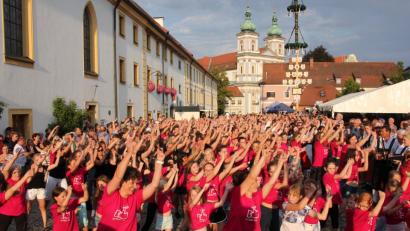 Bild: kro
Hunderte tanzen am Johannisplatz.