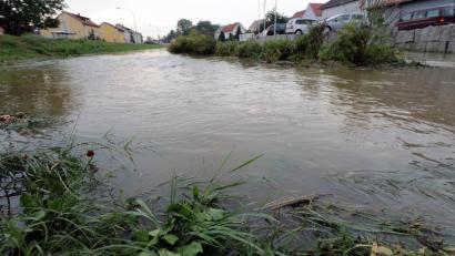 Bild: Wolfgang Steinbacher
Ein Starkregen bei Amberg überschwemmte die Straßen.