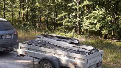 Bild: jml
Diese Sammelaktion macht den Mitarbeitern des Forstbetriebs Schnaittenbach überhaupt keinen Spaß. Gesundheitlich problematisch ist sie obendrein. Die Sammler mussten über 500 Kilogramm illegal im Staatsforst entsorgte Eternitplatten schleppen. Nun läuft die Suche nach dem Umweltsünder.