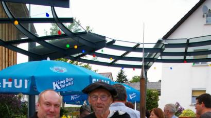 Bild: sgs
Anton Brand zeigt sich hier mit Nachtwächter Alois Zeitler, der zum Dorfladenfest mit Zeitansage und Infos zu einem Beruf von anno dazumal aufwartete.