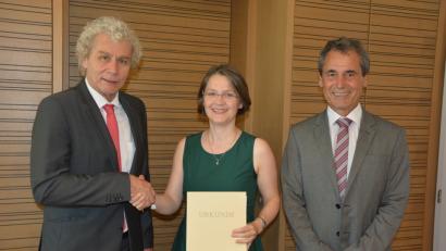 Bild: jr
Jetzt ist es offiziell, am Dienstagmittag wurde die bisherige Seminarrektorin Martina Puff offiziell zur neuen Schulrätin am Staatlichen Schulamt Tirschenreuth ernannt. Dazu gratulierten Landrat Wolfgang Lippert (links) und leitender Schulamtsdirektor Rudolf Kunz.