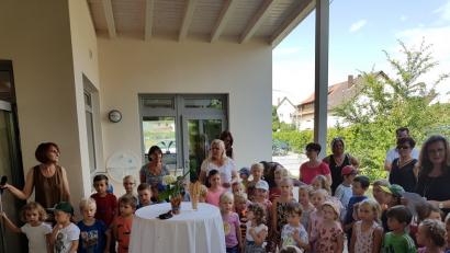 Bild: hir
Zusammen mit den Kindergartenpersonal versammelten sich die jungen Künstler zur Vernissage im Kindergarten St. Martin.