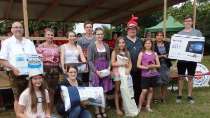 Bild: wrt
Den Hauptpreis überreichte der Vorsitzende der "Römer XII", Martin Herrmann (rechts) an Maria Kraus (Zweite von rechts).