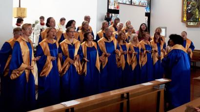 Bild: sei
Der Gospelchor „Hope an Joy“ singt im Gottesdienst in der Kapelle des Haus St. Elisabeth.