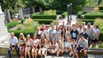 Bild: Gabi Schönberger
Die Austauschschüler werden von stellvertretenden Landrat im Amt, Dr. Alfred Scheidler (links) empfangen, im Barockgarten des Landratsamtes empfangen.