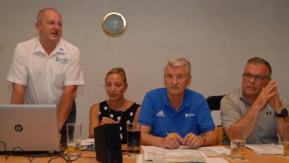 Bild: gb
Dieses Quartett ist für den Juniorenfußball im Kreis Amberg/Weiden verantwortlich (von links): Kreisjugendleiter Klaus Meier sowie die Spielgruppenleiter Kathrin Gsell, Karl-Heinz Luber und Wilhelm Fritz.