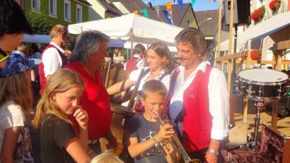 Bild: wrm
Wenn die Pfadfinder Neuhaus zum Brunnenfest bitten, ist immer viel los. Am Nachmittag spielen wieder die „Neuhauser Boum“ auf, die in den Pausen gerne bereit sind, den jungen Gästen die Instrumente zu erklären.