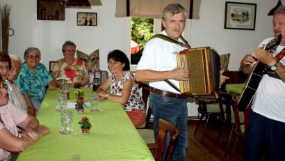Bild: zer
Bild: zer Mit Akkordeon und Gitarre unterhielten die Zwoa Schoagern die Gäste musikalisch. Erst am Abend war die Brettlhüttn voll besetzt, die Gäste warteten erstmal die Hitze am Nachmittag ab.