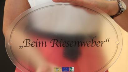 Bild: gri
Der Riesenweber hat sich hier verewigt. So sehen die Hausnamen-Schilder aus. Wer bislang noch keines hat, bekommt nun eine Gelegenheit.