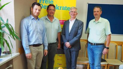 Bild: Bühner
Bundestagsabgeordneter und FDP-Gesundheitsexpert Professor Andrew Ullmann (Dritter von links) zusammen mit (von links) FDP-Landtagsspitzenkandidat Christoph Skutella, Bezirkstagsdirektkandidat Oliver Mutterer und Landtagswahl-Listenkandidat Joachim Behrend.