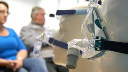 Bild: Gräß/Klinikum St. Marien Amberg
Mit der CPAP-Therapie, bei der die Patienten eine Atemmaske tragen, erzielen die Profis des Amberger Schlaflabors die besten Ergebnisse. 	Bild: Gräß/Klinikum St. Marien Amberg