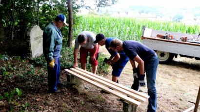 Bild: le
Heimatfreunde des OWV erneuern am Gedenkstein des Hans-Kett-Lug in Hardt die Ruhebank.
