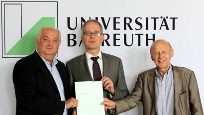 Bild: Tanja Heinlein
Die beiden Akademie-Vorsitzenden Josef Schönhammer (links) und Peter Deml (rechts) unterzeichneten den Kooperationsvertrag mit Universitätspräsident Professor Dr. Stefan Leible.