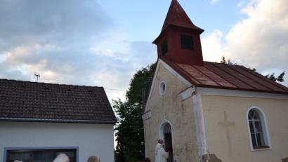 Bild: gi
Die im Jahre 1949 erbaute Dorfkapelle Gebhardsreuth hat erhebliche Baumängel und ist von einer neuen Kapelle ersetzt worden. Pfarrer Josef Most entweiht das Gotteshaus, damit der Abriss beginnen kann.