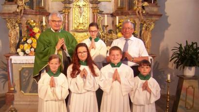 Bild: lk
Die neuen Ministranten Sophia Förster, Leonie Wittmann, Lukas Mark, Julian Wittmann (vorne, von links) mit Pfarrer Manfred Wundlechner, Ministrant Lilian Zeitler und Mesner Josef Albrecht (hinten, von links).