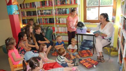 Bild: frd
Mit ihren Pferdegeschichten zog Lesepatin Melanie Weber die Kinder in ihren Bann.