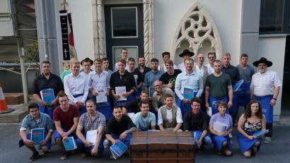 Bild: abi
Insgesamt zwei Damen und 25 Herren konnten am Freitagabend in der eingetischten Steinmetzwerkstatt verabschiedet werden. Sie kommen aus ganz Franken und aus der Oberpfalz.