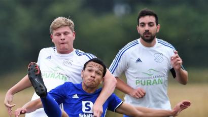 Bild: btg
Bislang wehrte sich die SpVgg Schirmitz (links, Benedikt Kormann im Spiel gegen den SV Raigering) vergeblich. Am Freitag soll daheim gegen Schwarzenfeld der erste Punktgewinn gelingen.