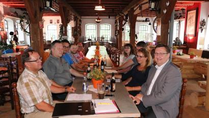 Bild: bsc
Beim Friedenfelser Herbstfest wird nichts dem Zufall überlassen. Die Verantwortlichen der Schlossbrauerei, Außendienstleiter Helmut Radimerski (links), Geschäftsführer Thomas Schultes und Sabrina Bittner vom Festservice (von rechts), sprachen mit Vereinsvertretern über die Vorbereitungen.