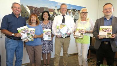 Bild: Hirsch
Lothar Mulzer, Sabine Brunner, Gabi Dörfler von der Stadtverwaltung, OB Andreas Feller sowie Inge Brehm und Björn Schmid von „Mediaprint“ stellten den neuen Wegweiser für "Familien und Generationen" vor.
