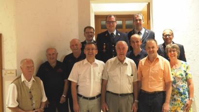 Bild: wec
Ferdinand Preischl (vorne, Dritter von rechts), eingerahmt vonBürgermeister Josef Gilch (links) und 3. Bürgermeister . Erich Meidinger (rechts), sowie die Vertreter der Vereine, denen er angehört. Ganz links Altbürgermeister Albert Gruber im Bild zu sehen.
