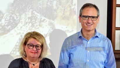 Bild: Petra Hartl
Judith von Rauchbauer (links) und Wolfgang Dersch präsentieren die beiden Neuerwerbungen: die Zeichnung mit dem Titel "Zwei Buben" und den Gipsabdruck der Totenmaske von Michael Mathias Prechtl.