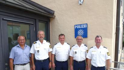 Bild: rti
Abschied und Neuanfang bei der Polizeiinspektion Waldsassen: Georg Ziegler (Mitte) ist neuer stellvertretender PI-Leiter. Dieses Amt führte vorher Hubert Schricker (Vierter von links) aus. Mit im Bild sind (von links) stellvertretender Personalratsvorsitzender Franz Eichenseher, Polizeivizepräsident Thomas Schöniger und PI-Chef Markus Damm.