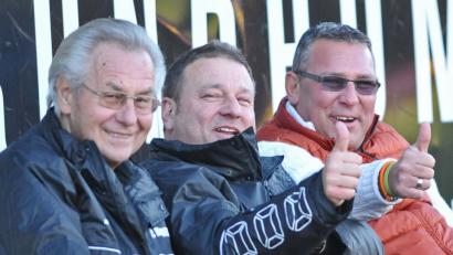 Bild: ref
Werner Aichner, Hubert Kirsch und Helmut Schweiger (von links) stehen für die erfolgreichsten Jahre des FC Amberg. Mit Aichner tritt jetzt der Letzte aus diesem Trio ab.