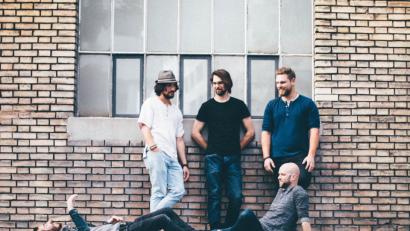 Bild: Arnaud Ele
The Gardener & The Tree überzeugt mit Facettenreichtum, gibt Songs einer langen Bandgeschichte wieder und zeigt Bilder der Zukunft. The Gardener & The Tree veröffentlichen mit „69591, LAXÅ“ den ersten Longplay ihrer Karriere und beweisen nicht nur eine einprägsame Linie sondern auch Mut zur Authentizität, lassen in ihre Vergangenheit einblicken.