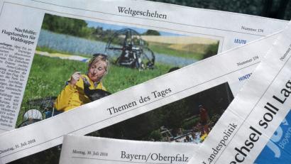 Bild: Gabi Schönberger
Einige Seiten aus dem sogenannten Mantelteil unserer Zeitung. Er beinhaltet im vorderen Buch Politik, Thema oder Themen des Tages, Landespolitik, Bayern/Oberpfalz und Weltgeschehen, im zweiten Buch folgt Sport, im dritten Wirtschaft, am Ende Kultur und Magazin.