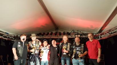 Bild: ak
Pokalvergabe zur Geisterstunde: Die Vorsitzenden Jörg Sossalla (links) und Fred Stich (rechts) übergeben Trophäen an den Motorradclub mit den meisten Teilnehmern und an die Biker mit der weitesten Anreise.