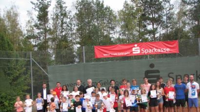 Bild: knh
Stolz präsentieren die Kinder und Jugendlichen in Anwesenheit von Sparkassenchef Matthias Post (hinten, Zweiter von links) und Abteilungsleiter Heinrich Hildebrand (hinten, Vierter von links) ihre Pokale und Urkunden.