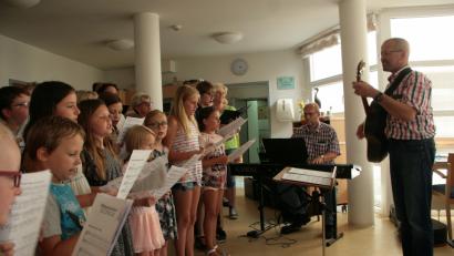 Bild: wro
Mit Liedern die von Herzen kamen begeisterten der Kirchen- und Kinderchor bei der nachmittäglichen „Serenade“ im Senioren Servicehaus.