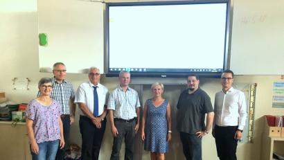 Bild: bkr
Gemeinderätin Maria Frauenholz, CSU-Vorsitzender Lothar Porst, amtierender Bürgermeister Josef Hecht, Gemeinderat Matthias Melzner, Rektorin Gudrun Lehner, Mittelschullehrer Bernhard Philipp und Gemeinderat Bernhard Söllner (von links) tauschen sich über den Einsatz neuer Medien im Unterricht aus.