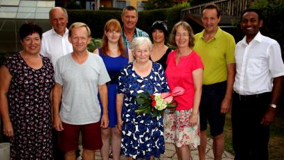 Bild: zer
Helene Janner (von links), Michael Bauer, Bernhard Kantor, Corinna Weiß und Schwiegersohn Gerhard Weiß gratulieren Gertrud Kantor ebenso herzlich wie Verena und Martina Weiß, Schwiegersohn Richard Weiß und Pfarrer Jaison Thomas.
