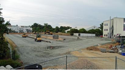 Bild: Dobmeier
Entlastung bei der Parkplatznot ist in Sicht: Mit Hochdruck bei tropischen Temperaturen schaffen die Bauarbeiter an der Baustelle an der OTH. Im Bild rechts die OTH, anschließend das Satteldach der Tennishalle des TC am Postkeller und links oben die Wohnanlage an der Leuchtenberger Straße.