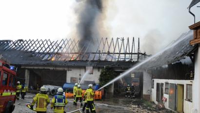 Bild: gfr
Der massive Einsatz von Löschkräften der umliegenden Feuerwehren kann nicht verhindern, dass die Maschinenhalle ein Raub der Flammen wird.
