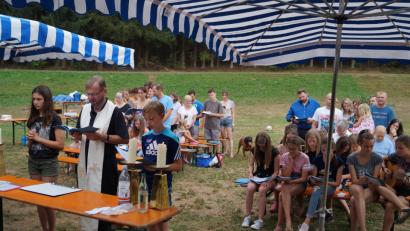 Bild: du
An der von Pfarrer Thomas Stohldreier gehaltenen Feldmese, an der auch zahlreiche Eltern teilnahmen, war Höhepunkt und Abschluss des viertägigen Ministrantenzeltlagers bei Lückenrieth.