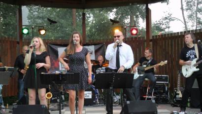 Bild: prh
Die Funk- und Soul-Band "Soul Station No. 10" überzeugte absolut bei ihrer Serenaden-Premiere in der Freizeitanlage. Rekord verdächtige 600 Zuhörer wollten die Formation hören und waren von der Musik hingerissen.
