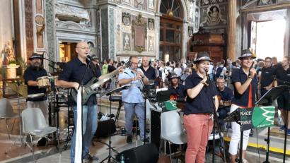 Bild: exb
Die „Rom-Band“ der Diözese Regensburg beim großen Eröffnungsgottesdienst der Internationalen Ministrantenwallfahrt in der Lateranbasilika.