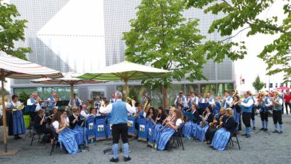 Bild: exb
Die Stadt- und Jugendblaskapelle Bärnau spielt bei der Landesgartenschau in Würzburg.