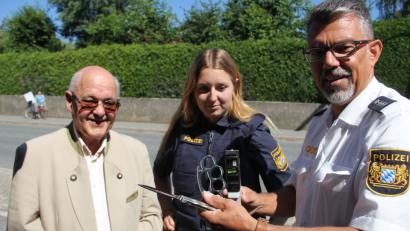 Bild: exb
Hauptkommissar Michael Mutzbauer und Praktikantin Anna Ehinger nehmen von Siegbert Köhler Elektroschocker, Schlagring und Butterfly-Messer entgegen. Die Waffen hatte der Oberwildenauer illegal im Besitz.