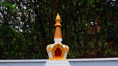 Bild: Andreas Royer
Etwa 1,70 Meter ist der buddhistische Stein-Stupa im Gradl-Garten hoch. Entscheidend ist aber nicht die Größe, sondern der Inhalt des Denkmals.