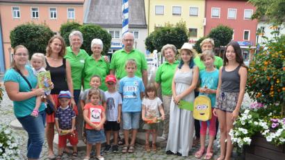 Bild: dob
12 Buben und Mädchen hatten Glück, dass ihre Karte an die Kinderkrebshilfe in der Region Oberpfalz Nord zurückgesandt wurden. Jetzt gibt es schöne Preise. Vorsitzender Herbert Putzer (hinten) mit seinem Vorstandsteam überreicht die Preise. Leander Kleins Fluggerät flog bis nach Bayerisch Eisenstein.